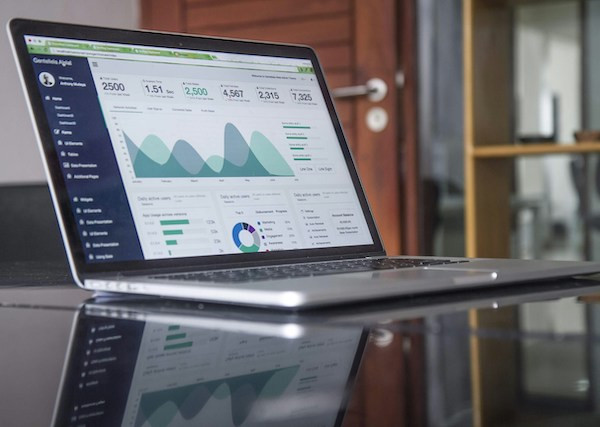 Business owner reviewing digital marketing performance and customer acquisition metrics - اكتشف أهم العلامات التي تدل على أن نشاطك التجاري يخسر عملاء بسبب ضعف التسويق الرقمي، وكيف يمكن لخطة تسويق فعالة أن تساعدك على زيادة العملاء والمبيعات.